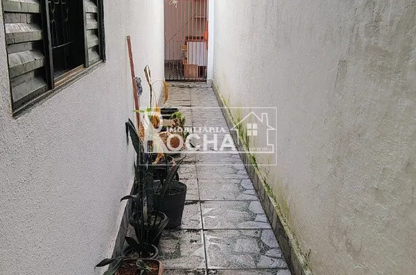 2 Quartos, (1.suíte) sala. cozinha, banheiro, garagem, área de Serviço