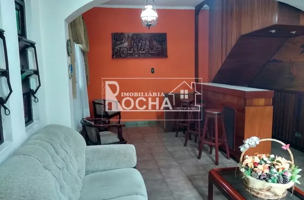 3. Quartos, (1.suíte), Sala 2 ambientes, cozinha/copa, Banheiros, lavanderia, varanda garagem ampla, fundos grande, lavandeira.  Edícula:  Entrada, Luz e agua/esgoto independente  1 Quarto, sala Cozinha, Banheiro, e quintal.