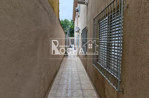 3 quartos, (sendo 1 suite e closet ),  Sala ampla, cozinha, banheiro, garagem quintal.