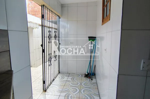 3 Quartos, (sendo 2 suítes), sala, cozinha, banheiros, garagem, aréa de serviço
