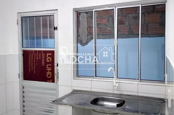 CASA,: QUARTO, COZINHA, BANHEIRO, ÁREA DE SERVIÇO. 