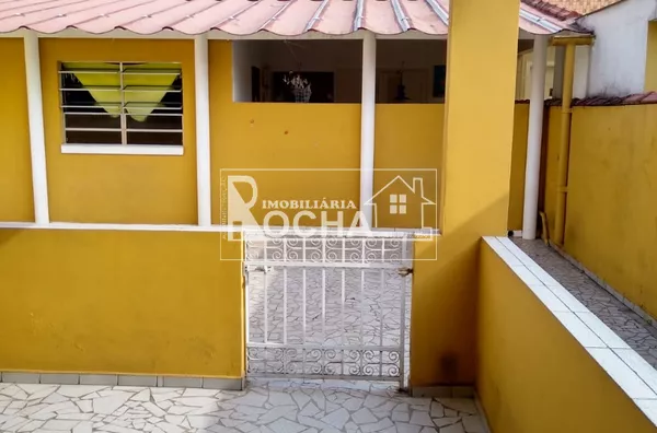 3. Quartos, (1.suíte), Sala 2 ambientes, cozinha/copa, Banheiros, lavanderia, varanda garagem ampla, fundos grande, lavandeira.  Edícula:  Entrada, Luz e agua/esgoto independente  1 Quarto, sala Cozinha, Banheiro, e quintal. - Foto 31