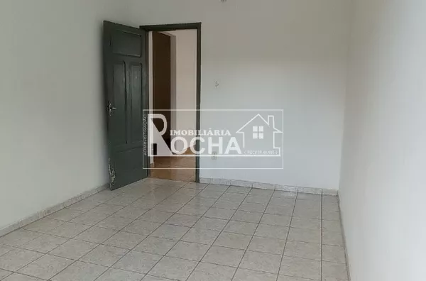 CASA SOBREPOSTA: 2QUARTOS, SALA. COZINHA, BANHEIRO, SEM GARAGEM