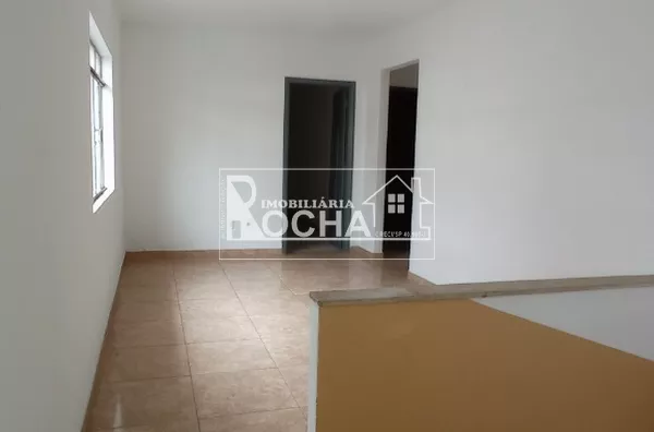 CASA SOBREPOSTA: 2QUARTOS, SALA. COZINHA, BANHEIRO, SEM GARAGEM