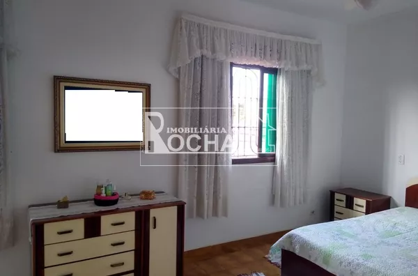 3. Quartos, (1.suíte), Sala 2 ambientes, cozinha/copa, Banheiros, lavanderia, varanda garagem ampla, fundos grande, lavandeira.  Edícula:  Entrada, Luz e agua/esgoto independente  1 Quarto, sala Cozinha, Banheiro, e quintal. - Foto 13