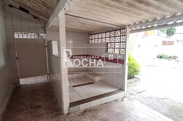 CASA isolada 2 quartos, de mais dependencias 