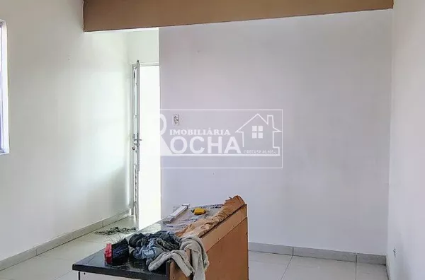 2 quartos, sala, cozinha, banheiro, garagem, area de serviço 