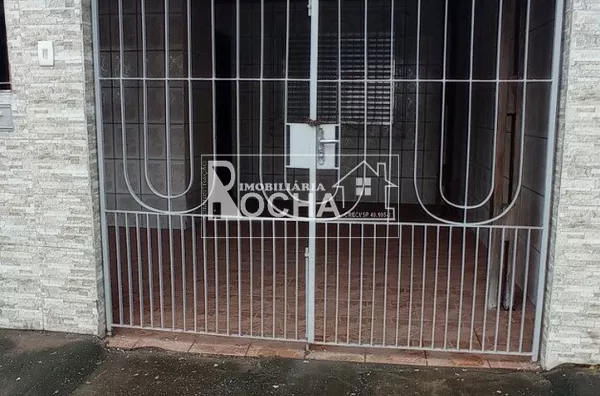 CASA, 2 QUARTOS, SALA, COZINHA, BANHEIRO, GARAGEM, QUINTAL.