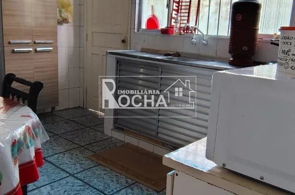 2Quartos, 1suite, sala, cozinha, baheiro, 2garagem, mais edicula nos fundos. - Foto 9
