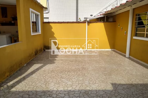 3. Quartos, (1.suíte), Sala 2 ambientes, cozinha/copa, Banheiros, lavanderia, varanda garagem ampla, fundos grande, lavandeira.  Edícula:  Entrada, Luz e agua/esgoto independente  1 Quarto, sala Cozinha, Banheiro, e quintal. - Foto 33