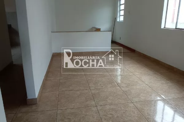 CASA SOBREPOSTA: 2QUARTOS, SALA. COZINHA, BANHEIRO, SEM GARAGEM