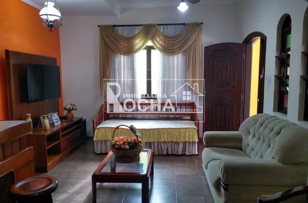 3. Quartos, (1.suíte), Sala 2 ambientes, cozinha/copa, Banheiros, lavanderia, varanda garagem ampla, fundos grande, lavandeira.  Edícula:  Entrada, Luz e agua/esgoto independente  1 Quarto, sala Cozinha, Banheiro, e quintal.