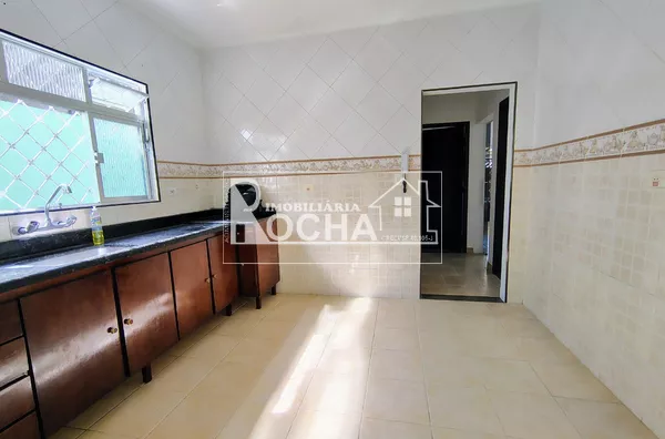 Casa Isolada,  2 quartos, sala, cozinha, banheiro, garagem 2 vagas, quintal nos fundos, área de serviço coberta, quintal laterais.