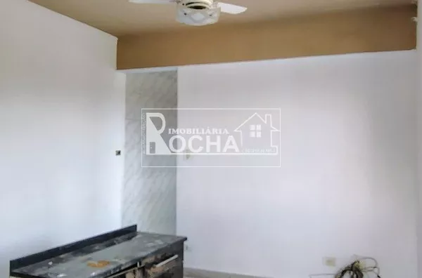 2 quartos, sala, cozinha, banheiro, garagem, area de serviço 