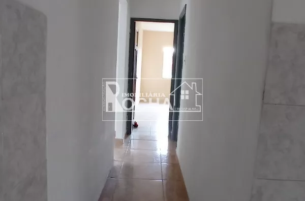 CASA SOBREPOSTA: 2QUARTOS, SALA. COZINHA, BANHEIRO, SEM GARAGEM