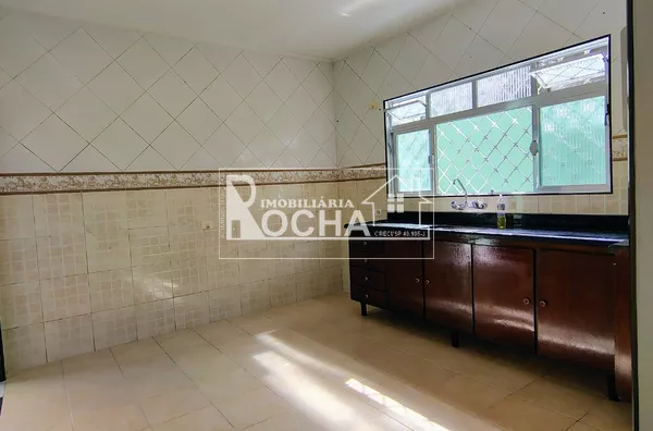 Casa Isolada,  2 quartos, sala, cozinha, banheiro, garagem 2 vagas, quintal nos fundos, área de serviço coberta, quintal laterais.