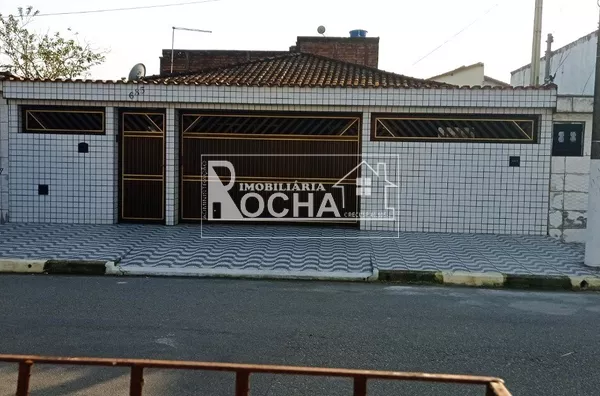 Casa Isolada,  2 quartos, sala, cozinha, banheiro, garagem 2 vagas, quintal nos fundos, área de serviço coberta, quintal laterais.