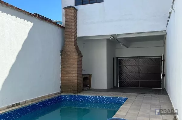 VENDA SOBRADO COM PISCINA, AO LADO DO SHOPPING, OPORTUNIDADE UNICA,   3 DORMITÓRIOS, SENDO 3 SUITES UMA COM GUARDA ROUPA EMBUTIDO E AR CONDICIONADO, COZINHA GRANDE, SALA DOIS AMBIENTES COM LAVABO, PISCINA GRANDE, 1 VAGA DE GARAGEM COBERTA E PORTÃO AUTOMÁT