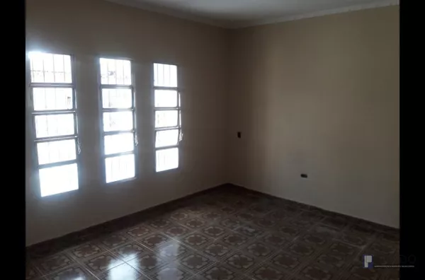 2dorms, 2 salas grandes, cozinha, com quintal grande, vaga 2 carros,  Edícula cozinha, quarto e banheiro  5 Minutos da estação de trem de Suzano a pé,  Imovel Lado do Centro , Troco por Apto de maior valor em Suzano