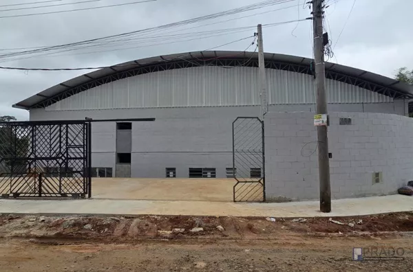 Galpão Para Locação ou Venda na Vila Barros em Suzano-SP: Galpão 700 m² + mezanino 15,00x6,00 = 90,00 m²; Terreno de 25,00 x 40,00 = 1.000,00 m², Segue mais informações abaixo na descrição: