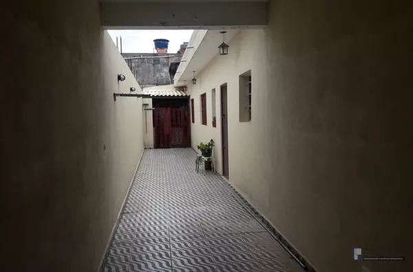 CASA TERREA 2 DORMS GRANDE, SALA, COZINHA, BANHEIRO COM BOX, 2 VAGAS COBERTA E CABE MAIS UNS 2 CARROS NO CORREDOR LARGO PORTÃO AUTOMÁTICO;  CASA TODA DE LAJE E COBERTA COM TELHA, TUDO PRÓXIMO, AGENDE UMA VISITA AINDA HOJE 