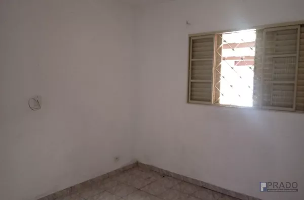 CASA PARA VENDA  NA ÁREA CENTRAL DE SUZANO COM 3 DORMITÓRIOS(1SUITE), SALA, COZINHA, 1 WC, ÁREA DE SERVIÇO, 2 VAGAS DE GARAGEM , A 5 MINUTOS DA ESTAÇÃO