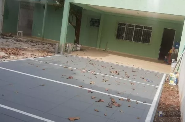 Parte superior tem 03 dormitórios, todos com porta balcão e varanda, um banheiro e área descoberta encima da garagem e nos fundos, na parte de baixo tem uma sala, cozinha, um cômodo grande que pode ser escritório ou dormitório, banheiro, lavanderia cobert