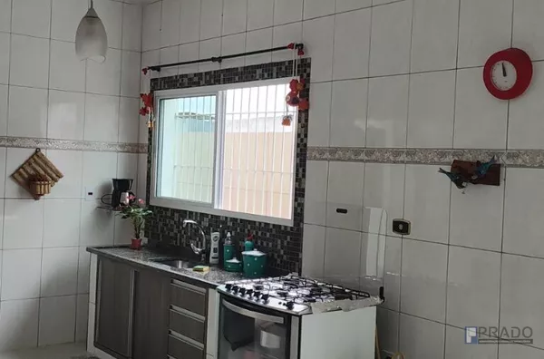 Sobrado para LOCAÇÃO no bairro CASA BRANCA em SUZANO de 183m² de área construída, com 3 dormitório (sendo 1 suíte com sacada), 2 vagas de garagem cobertas portão automático, Segue mais informações abaixo na descrição.