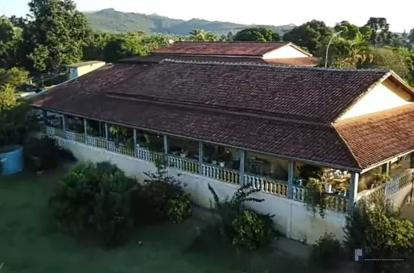  Venda de linda Chácara em Biritiba Mirim 4.200m²: Casa toda de laje, com sala enorme, 4 dormitórios sendo 2 suítes 1 delas com banheira, Piscina Grande, Campo de Futebol com Iluminação, próximo da Cidade e Local Fácil Acesso...