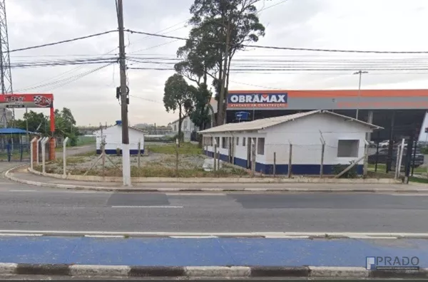 Locação de Terreno Com 2.000 m2, com 2 Galpões de madeira que somando geram 480m2 onde um deles serviu como alojamento outro serviu como escritórios (Se necessário pode ser retirado os Galpões), Próximo estação CPTM de Suzano-SP.