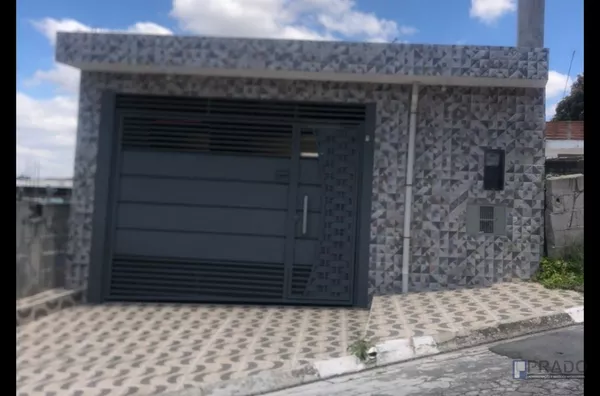 CASA TERREA 2 DORMS GRANDE, SALA, COZINHA, BANHEIRO COM BOX, 2 VAGAS COBERTA E CABE MAIS UNS 2 CARROS NO CORREDOR LARGO PORTÃO AUTOMÁTICO;  CASA TODA DE LAJE E COBERTA COM TELHA, TUDO PRÓXIMO, AGENDE UMA VISITA AINDA HOJE 