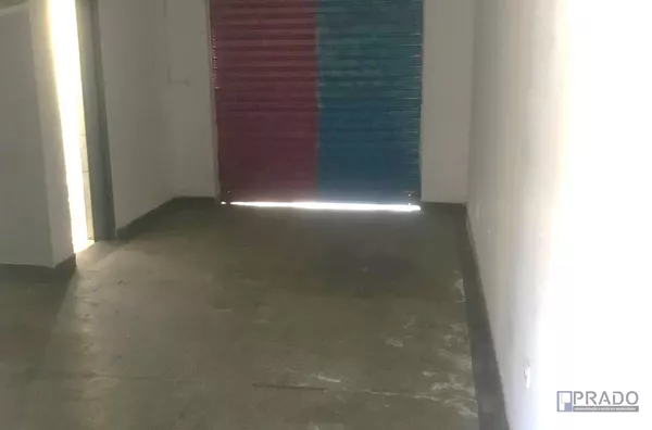 Salão comercial localizado no centro