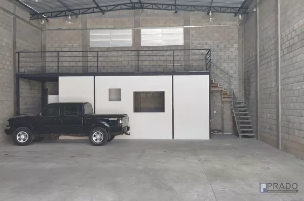 Galpão à Venda no Jardim Santa Inês próximo à Kimberly Clark com Área Construída de 241,82m²,  Sendo Galpão: 210m²  e  Mezanino 31,82m²