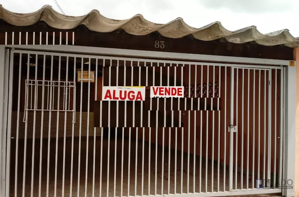 CASA PARA VENDA  NA ÁREA CENTRAL DE SUZANO COM 3 DORMITÓRIOS(1SUITE), SALA, COZINHA, 1 WC, ÁREA DE SERVIÇO, 2 VAGAS DE GARAGEM , A 5 MINUTOS DA ESTAÇÃO
