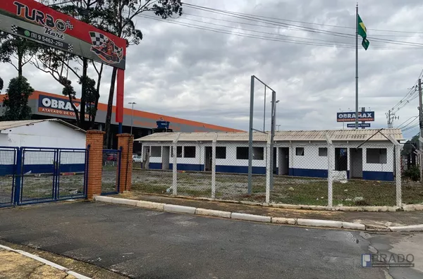 Locação de Terreno Com 2.000 m2, com 2 Galpões de madeira que somando geram 480m2 onde um deles serviu como alojamento outro serviu como escritórios (Se necessário pode ser retirado os Galpões), Próximo estação CPTM de Suzano-SP.