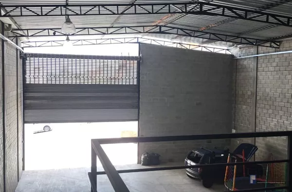 Galpão à Venda no Jardim Santa Inês próximo à Kimberly Clark com Área Construída de 241,82m²,  Sendo Galpão: 210m²  e  Mezanino 31,82m²