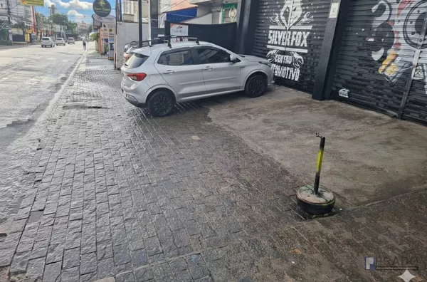 Locação Salão Comercial na Glicério, 320 m² de área construída, terreno 10 x 40 = 400 m², 2 banheiros, depósito, Copa, escritório, 4 metros de pé direito, estacionamento para 3 carros,  uma personalização pintura nas paredes e no chão,  Descrição Abaixo= 