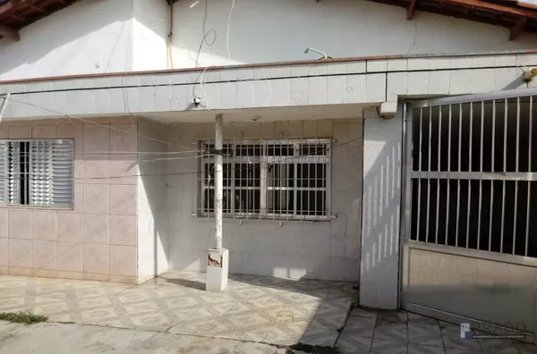CASA PARA  VENDA:   SENDO: 2DORMS, SALA, COZINHA E COPA, LAVANDERIA E 1VAGA COBERTA,  PARA VENDA: O IMOVEL ACIMA E MAIS UM NA FRENTE DE 2COMODOS E BANHEIRO, TERRENO 10 X 25. 