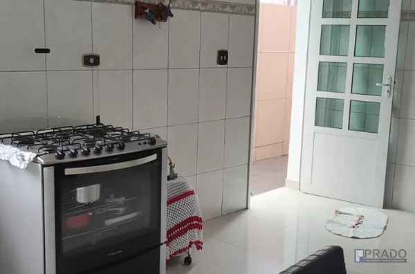 Sobrado para LOCAÇÃO no bairro CASA BRANCA em SUZANO de 183m² de área construída, com 3 dormitório (sendo 1 suíte com sacada), 2 vagas de garagem cobertas portão automático, Segue mais informações abaixo na descrição.