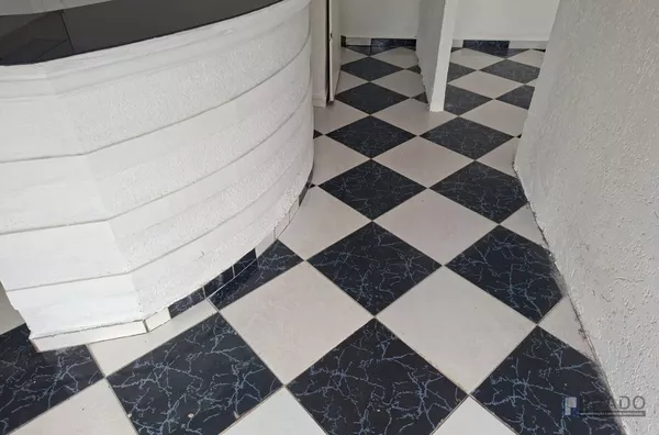 Locação Salão de Esquina na Av: Brasília em Suzano Próximo ao Supermercado Nagumo, 60m2: 10 de Frente por 6 de Fundos, Recepção, Escritório, 1 Sala e um WC, pode aproveitar Fachada;  R$ 2.200,00 + IPTU. - Foto 8