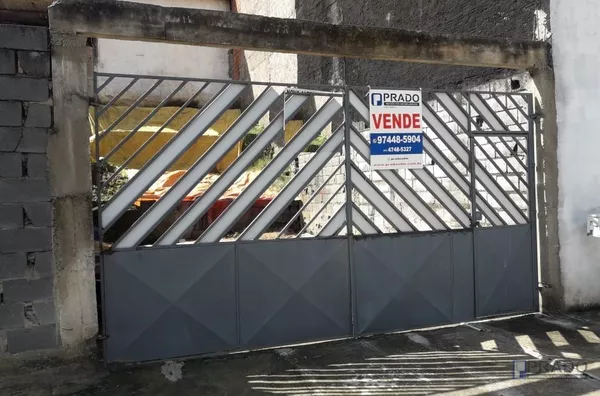 Casa Jd. Varan com 3 dorms sendo um deles no terreo, Sala, Cozinha, Banheiro, varanda, vaga para 4 carros, terreno 12x25, próximo a vários comércios. 