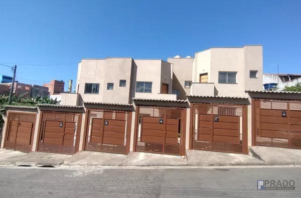 CONJUNTO DE 6 CASAS NOVAS, SENDO 3 NA PARTE TÉRREA E 3 NO 1ANDAR, 3DORMS, SALA E COZINHA TODA NO PORCELANATO, LAVABO E BANHEIRO, 1 VAGA PORTÃO AUTOMÁTICO INDIVIDUAL, SALÃO DE FESTA COM LUZ E ÁGUA INDIVIDUAL QUANDO USAR, CAPTAÇÃO DE ÁGUA DE CHUVA E CAIXA D