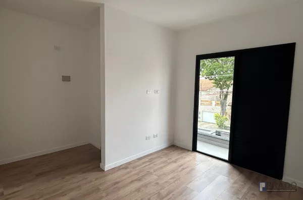 Venda de Sobrado JD. Universo à 100m da Av Thruller, 3 dorms sendo 1 suíte com closet, piso porcelanato polido ( sala, cozinha), piso laminado nos quartos,  lavabo, lavanderia, quintal enorme, churrasqueira Gourmet, 2 vagas Portão automático.