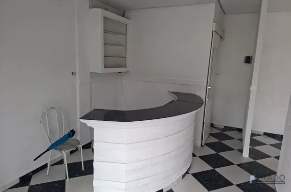 Locação Salão de Esquina na Av: Brasília em Suzano Próximo ao Supermercado Nagumo, 60m2: 10 de Frente por 6 de Fundos, Recepção, Escritório, 1 Sala e um WC, pode aproveitar Fachada;  R$ 2.200,00 + IPTU. - Foto 6