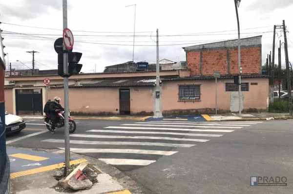 Imóvel a venda na Rua Júlio Alberto Mathey n. 231 e 241 e esquina com Rua Takuo Habu n. 155. - No n. 231 tem uma casa de laje e telhado com 2 dormitórios, sala, cozinha, banheiro, lavanderia coberta, área de lazer com churrasqueira e portão automático par