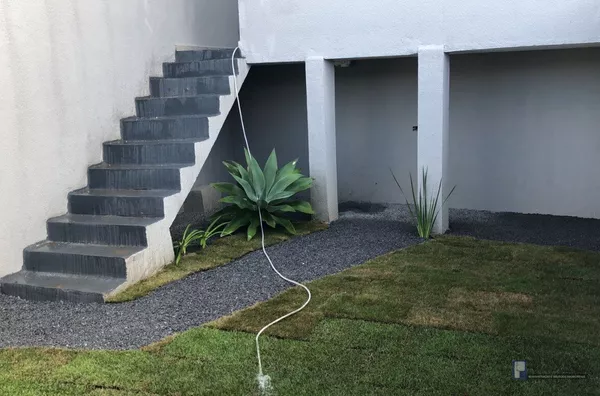  Sobrado Vila Lavinia - LINDO NOVO - FASE DE ACABAMENTO*  Área construída 100m.  terreno 5x36   3 dorms (1 suítes)piso laminado em toda área superior, sala e cozinha ( conceito aberto), lavabo, lavanderia coberta, quintal enorme com paisagismo ( espaço pa