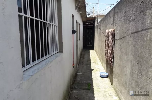  3dorms grandes, sala, cozinha, banheiro, terreno 5x30, 2 vagas portão automático e coberta, casa de telha, mas tem estrutura para construir em cima.