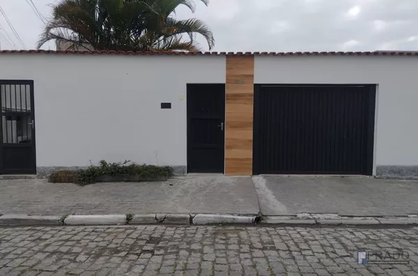 CASA TERREA AO LADO SHOPPING SUZANO, TERRENO: 10X31, AREA CONSTRUIDA: 183METROS, 2DORMS GRANDES, SALA E SALA DE JANTAR PISO LAMINADO, COZINHA COM MOVÉIS PLANEJADOS E BANHEIRO GRANDE, VAGA PARA 3 CARROS COBERTOS E PORTÃO AUTOMÁTICO, JARDIM NA FRENTE E AMPL