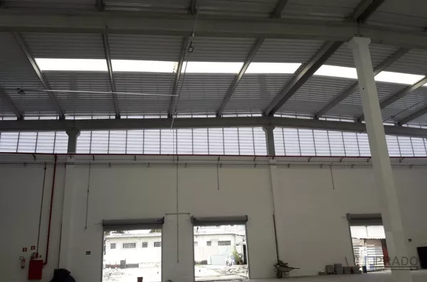 GALPÃO NOVO NO CORAÇÃO DE SUZANO 1.800 METROS, PÉ DIREITO DE 8 METROS, COM 5 BANHEIROS MASCULINO E 5 BANHEIROS FEMININO, ESCRITÓRIO, ESTACIONAMENTO COM 40 VAGAS DE CARRO ENTRADA PELA R:MIRAMBAVA E OUTRA ENTRADA NA MONSENHOR NUNO,  GALPÃO FICA NO MIOLO DE 