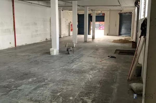 Salão de esquina Antônio Marques Figueira e R:Padre Eustáquio, 270metros, pé direito de 4 metros.